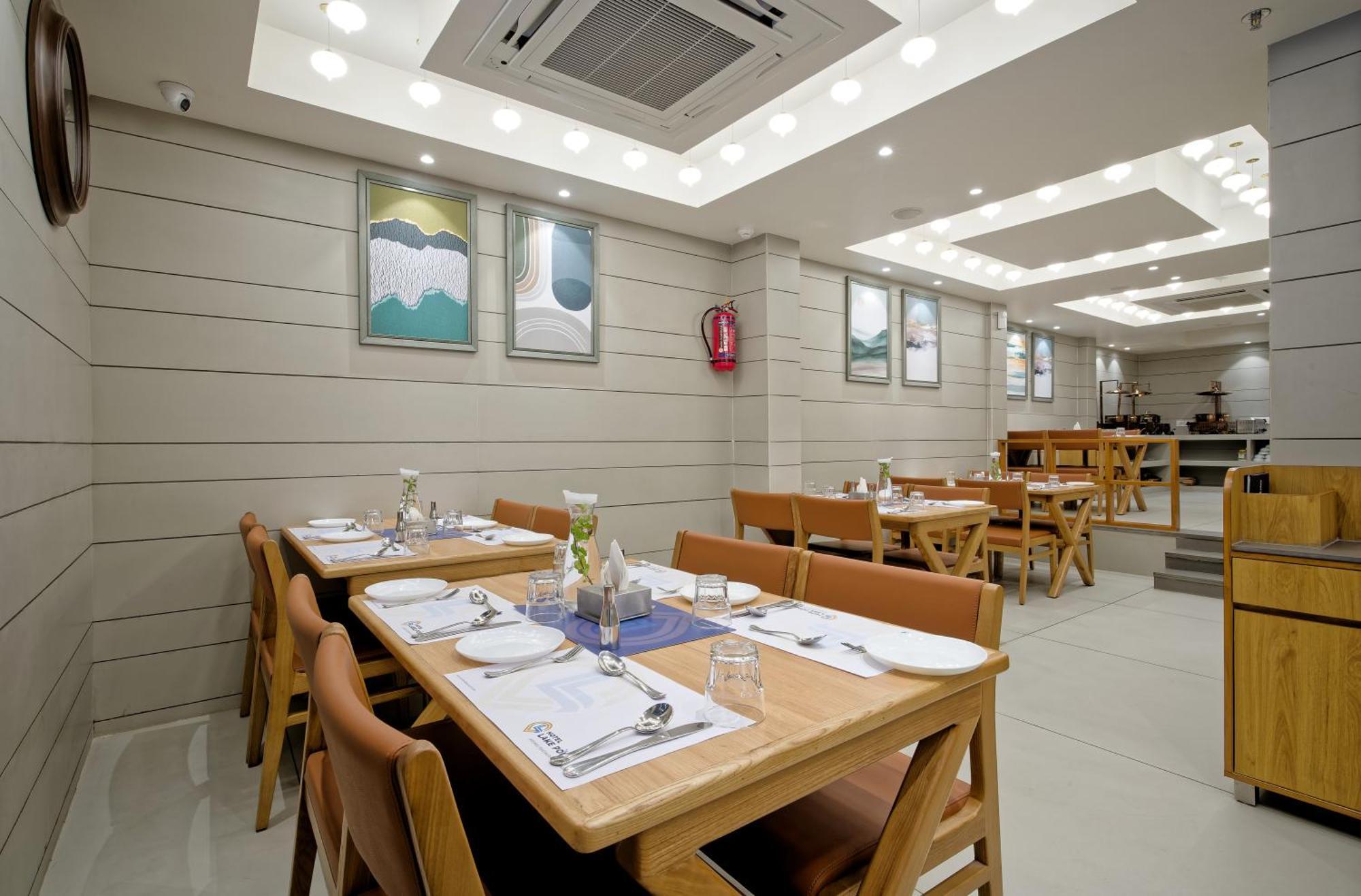 Hotel Lake Point Ahmedabad Exterior foto